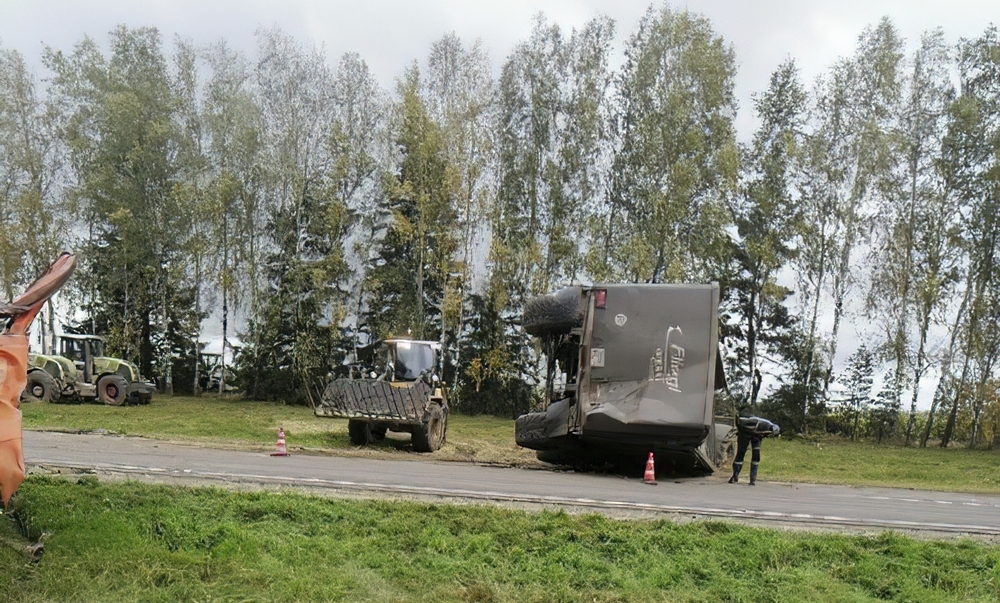 В Климовском районе после аварии опрокинулся грузовик