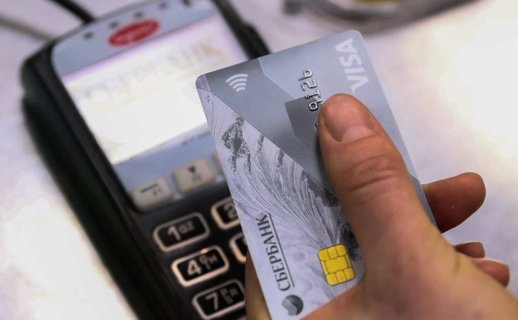 В Брянске уголовник украл с чужой банковской карты 8,7 тысячи рублей