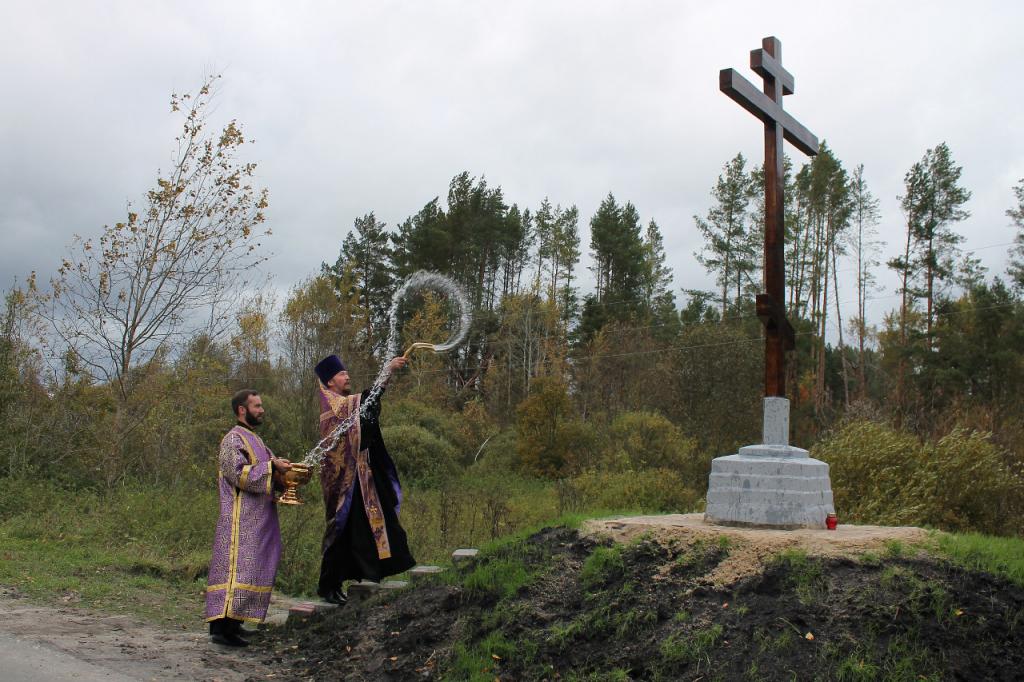 На въезде в брянский поселок Пальцо освятили Поклонный крест
