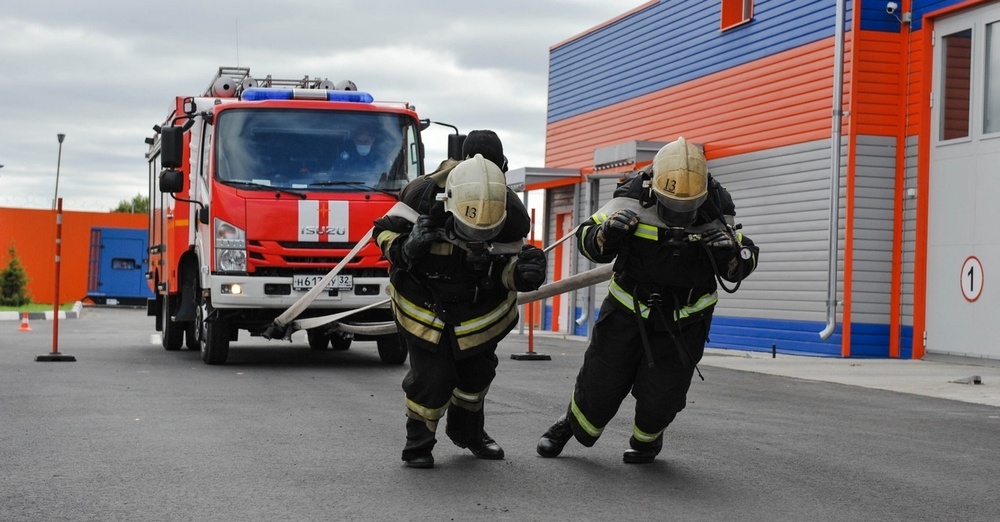 В Брянске пожарные соревновались в буксировке пятитонного автомобиля