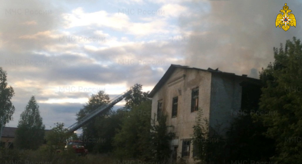 Заброшенное здание сгорело в Ивоте Брянской области
