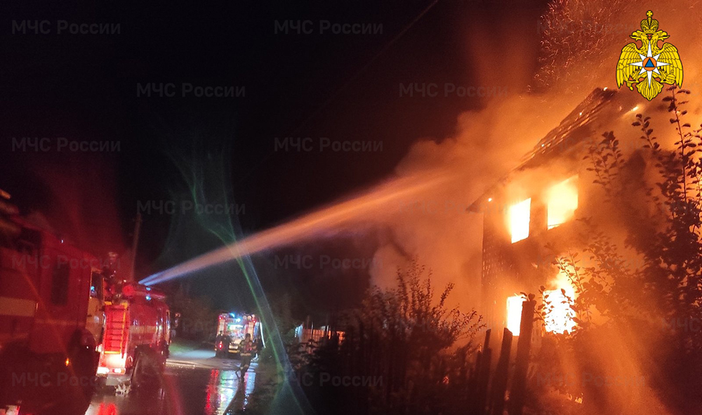 В Советском районе Брянска сгорел двухэтажный жилой дом и пристройка