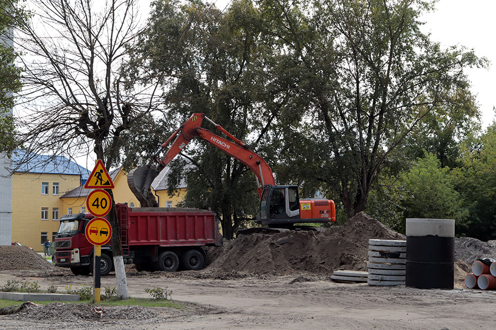 На двух улицах Володарского района Брянска продолжают строительство ливневой канализации