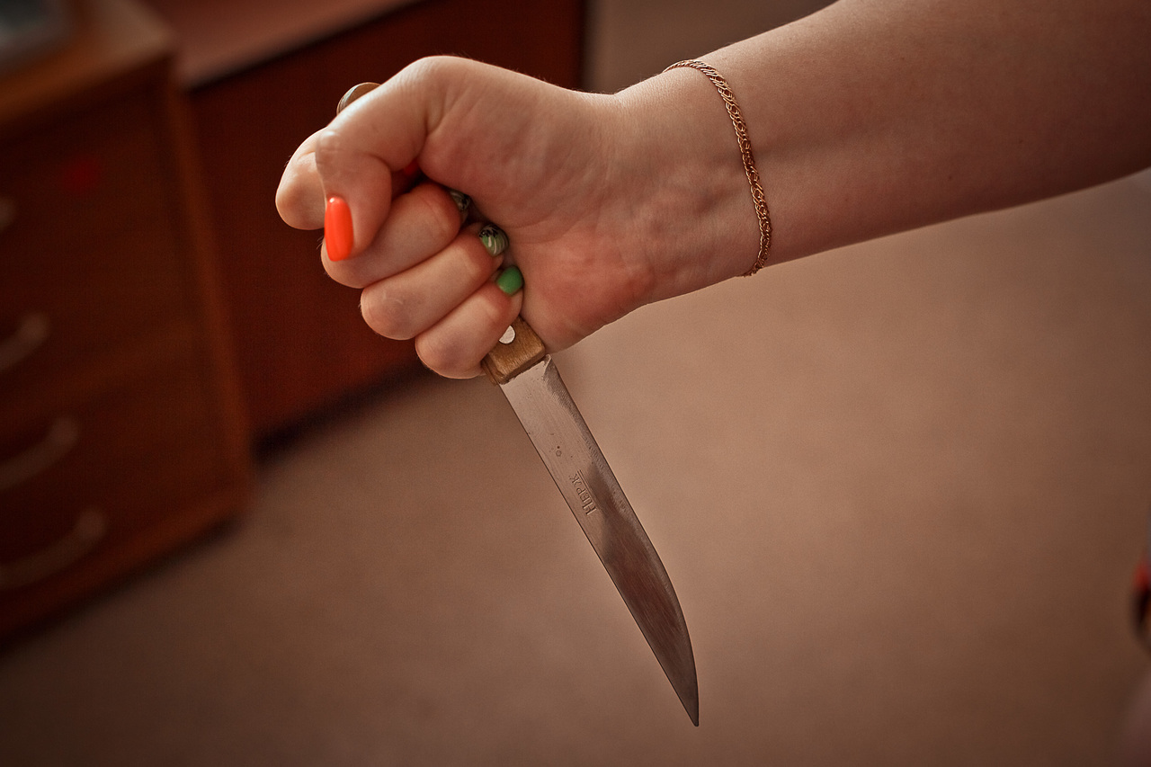 В Клинцах женщина «исполосовала» ножом супруга