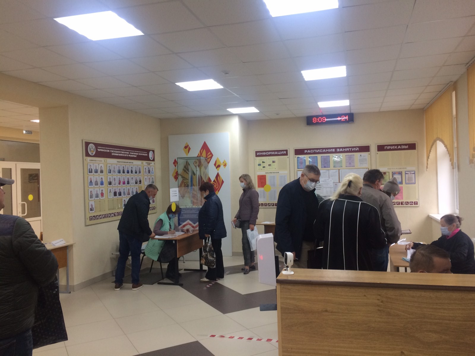 В Брянске избирательный участок в училище олимпийского резерва принял первых избирателей