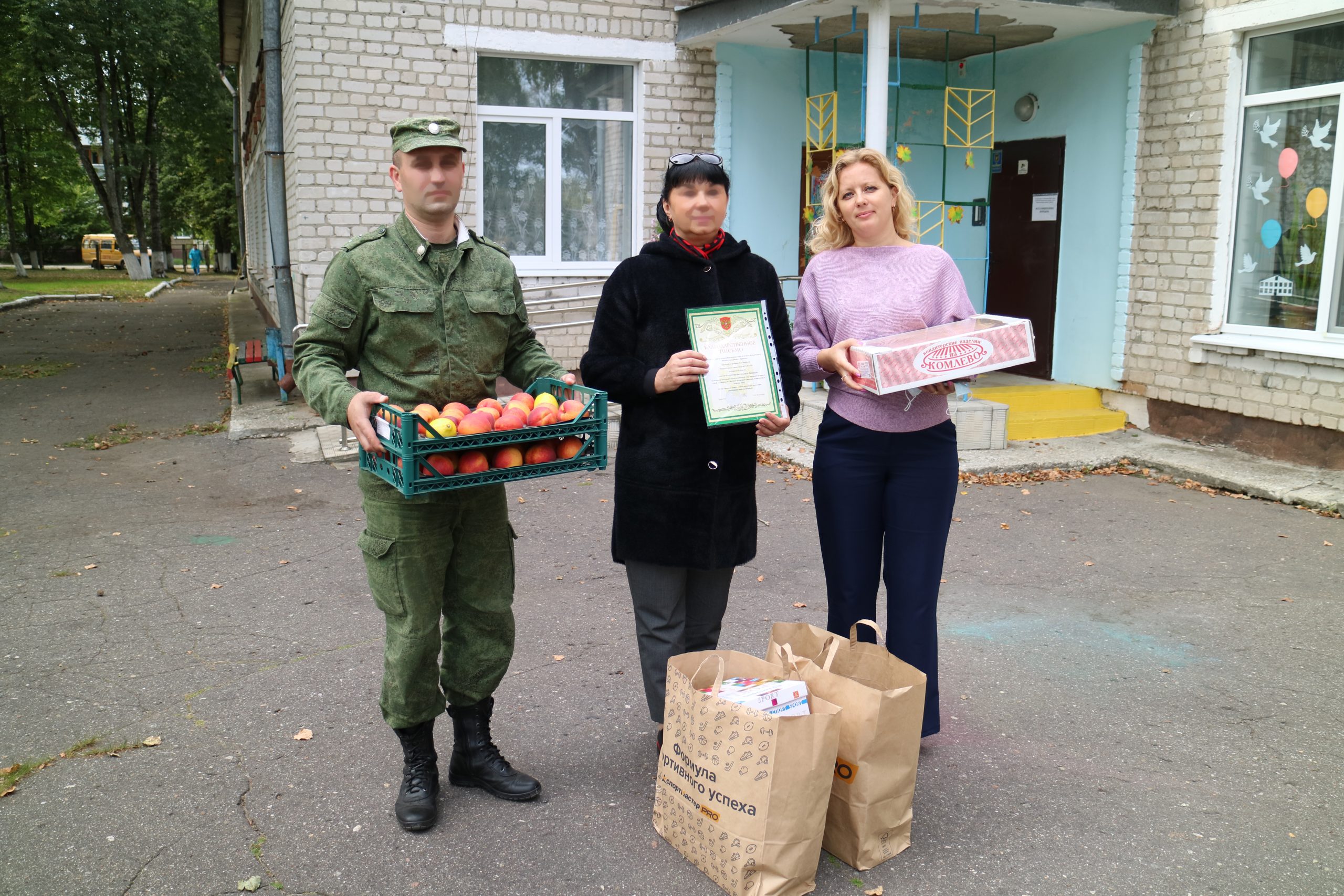 Брянские пограничники помогли воспитанникам соцприюта собраться в школу