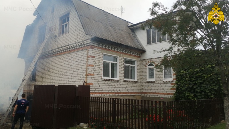 В Дятьковском районе сгорел жилой дом с надворными постройками