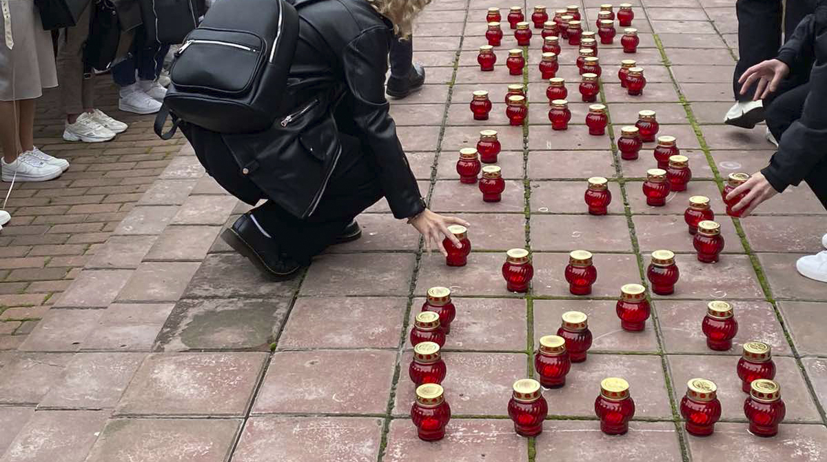 В память о жертвах террористов в Брянске выложили из свечей слово «Беслан»
