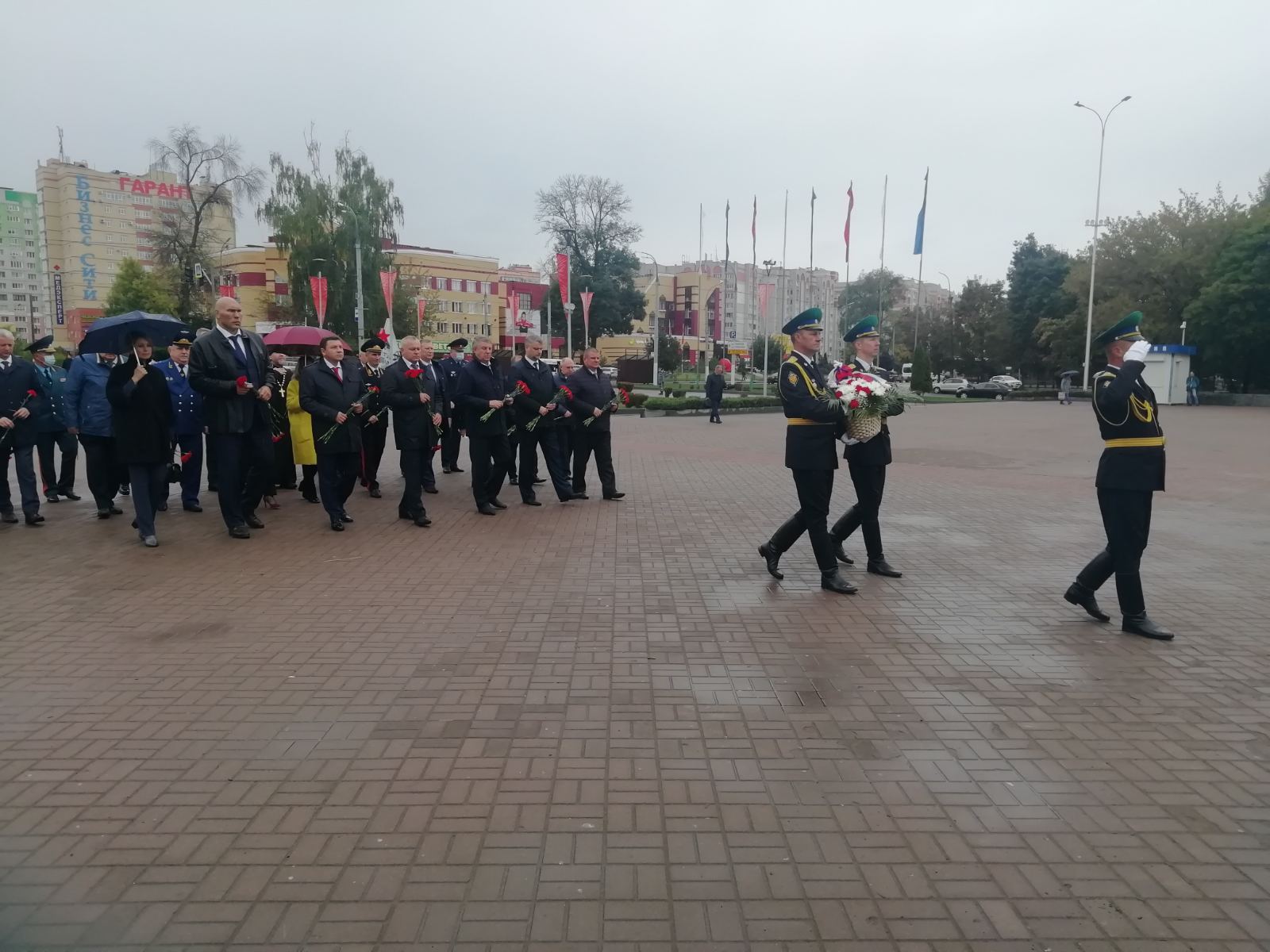Руководители области почтили память героев на площади Воинской славы в Брянске