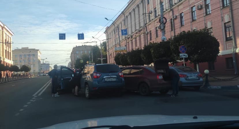 Возле здания УМВД в Брянске произошло тройное ДТП