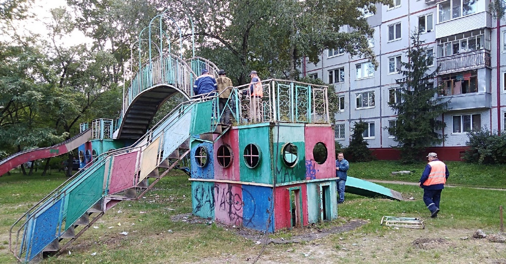 В Бежицком районе Брянска разобрали легендарный детский городок