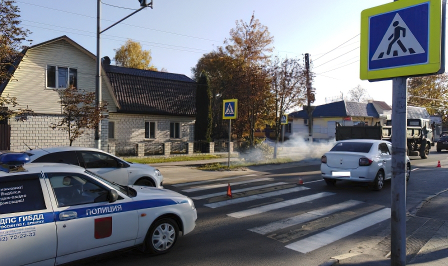 В Брянске водитель Renault Logan сбил на «зебре» женщину из-за яркого солнца