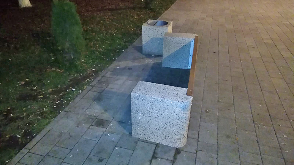 В сквере Пролетарском в Брянске вандалы повалили скамейки
