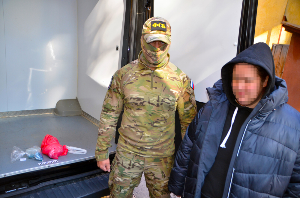 Сотрудники ФСБ задержали в Брянске участницу наркогруппы с поличным