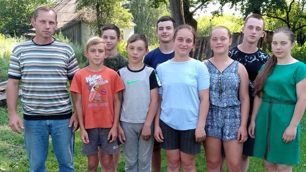 В Брасовском районе Брянской области отец в одиночку воспитывает восемь детей