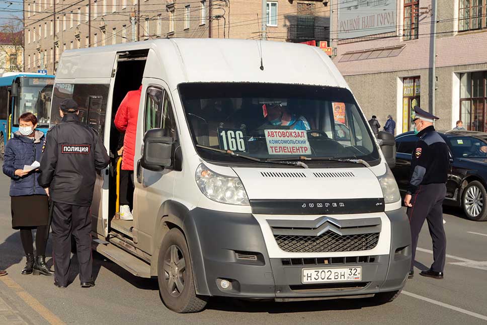 В Брянске в общественном транспорте семерым безмасочникам выписали протокол