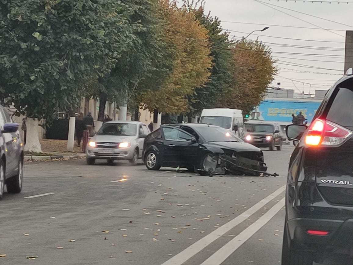 На проспекте Ленина в Брянске тонированная машина попала в ДТП