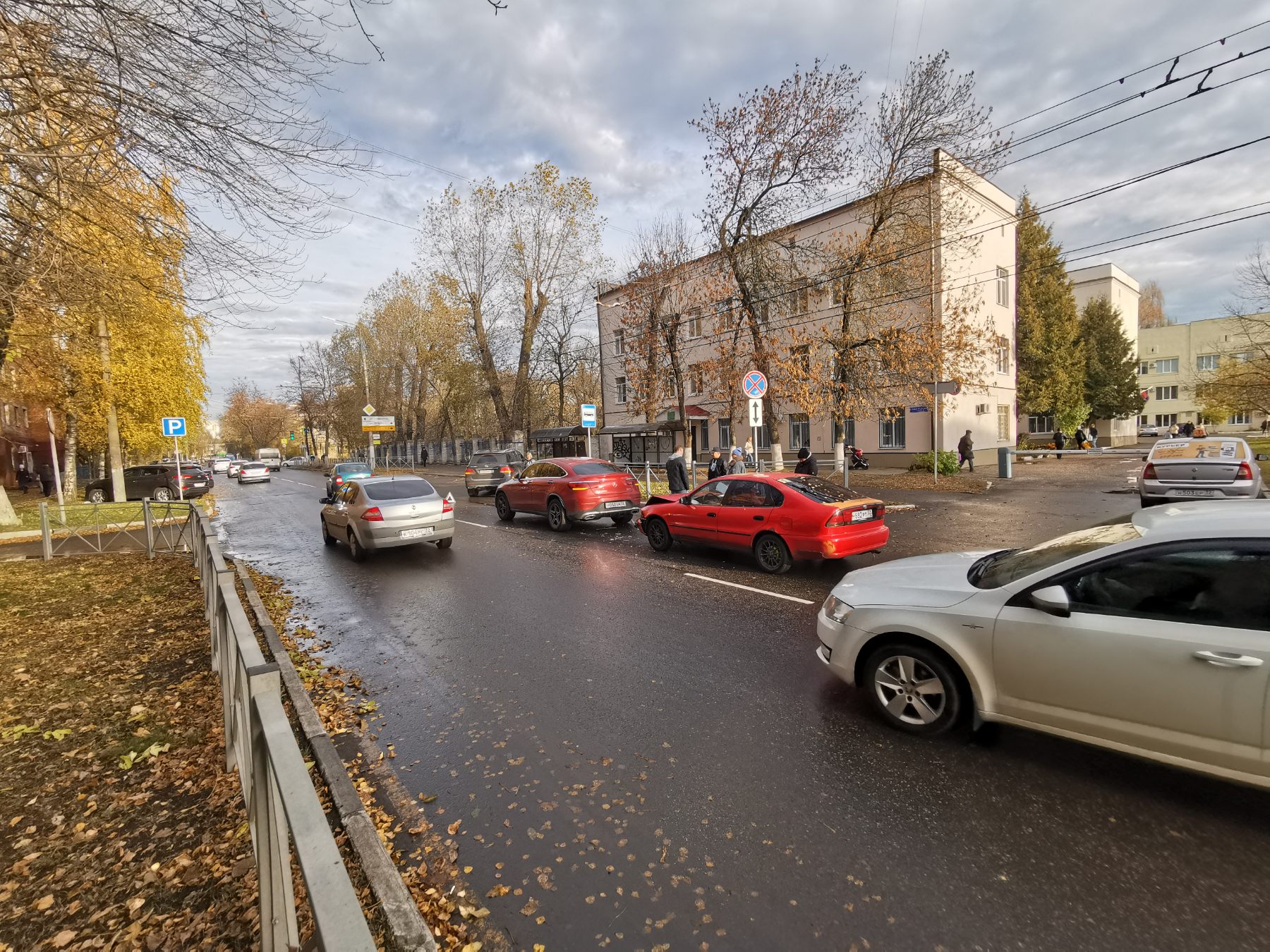 В Брянске произошло массовое ДТП с участием трех машин