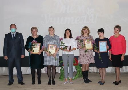 В Трубчевске педагогов поздравили с профессиональным праздником