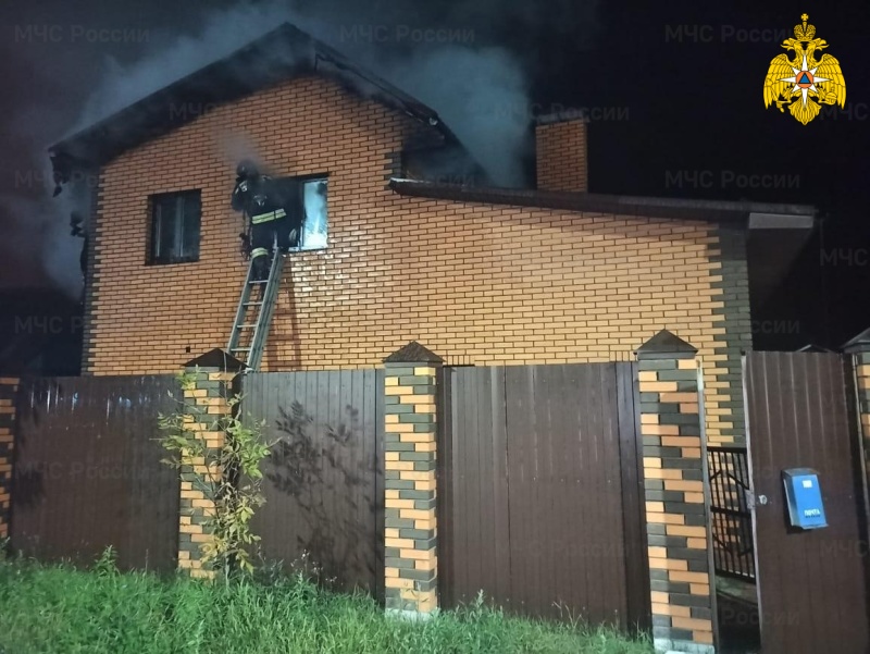 Пожар в двухэтажном особняке на улице Чичерина в Брянске потушили за час
