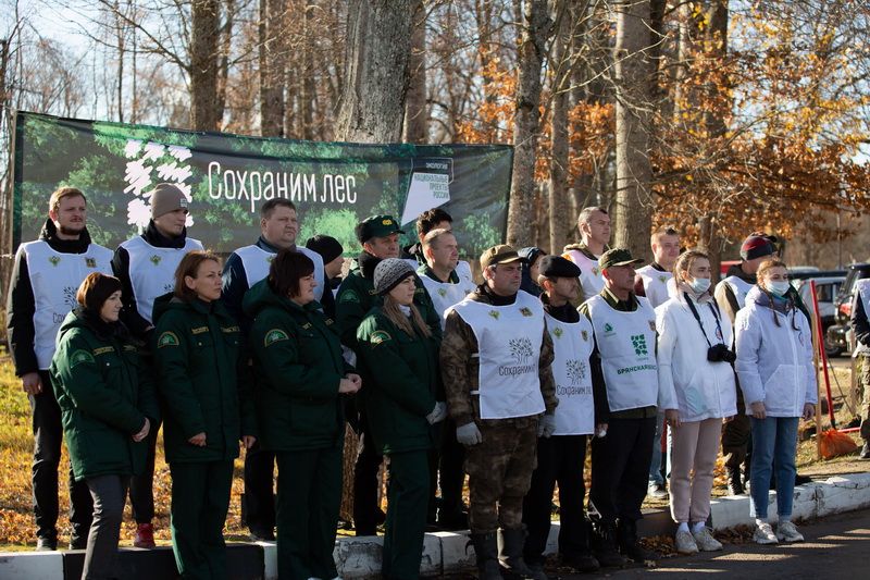 Брянские волонтеры на мемориальном комплексе «Хацунь» высадили деревья