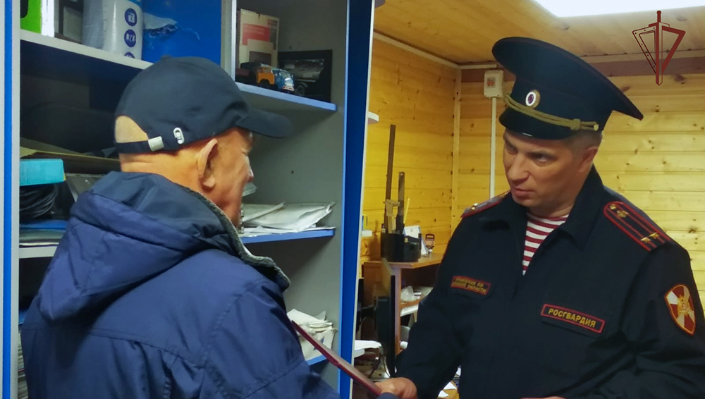 В Брянске росгвардейцы поздравили с 70-летием ветерана войск правопорядка