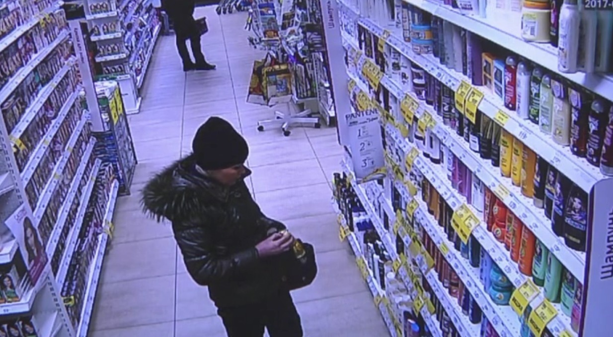 Молодая пара украла в магазине Брянска шампуней и бальзамов на 5 тысяч рублей