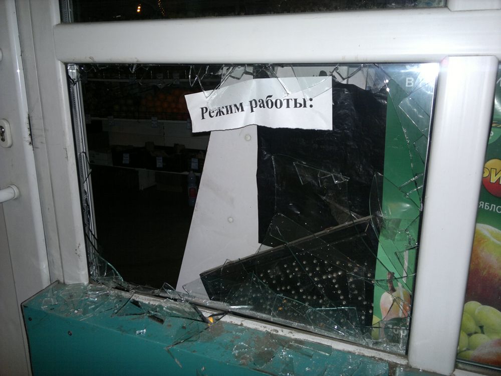 В Новозыбкове ночной вор проник в магазин через разбитое окно