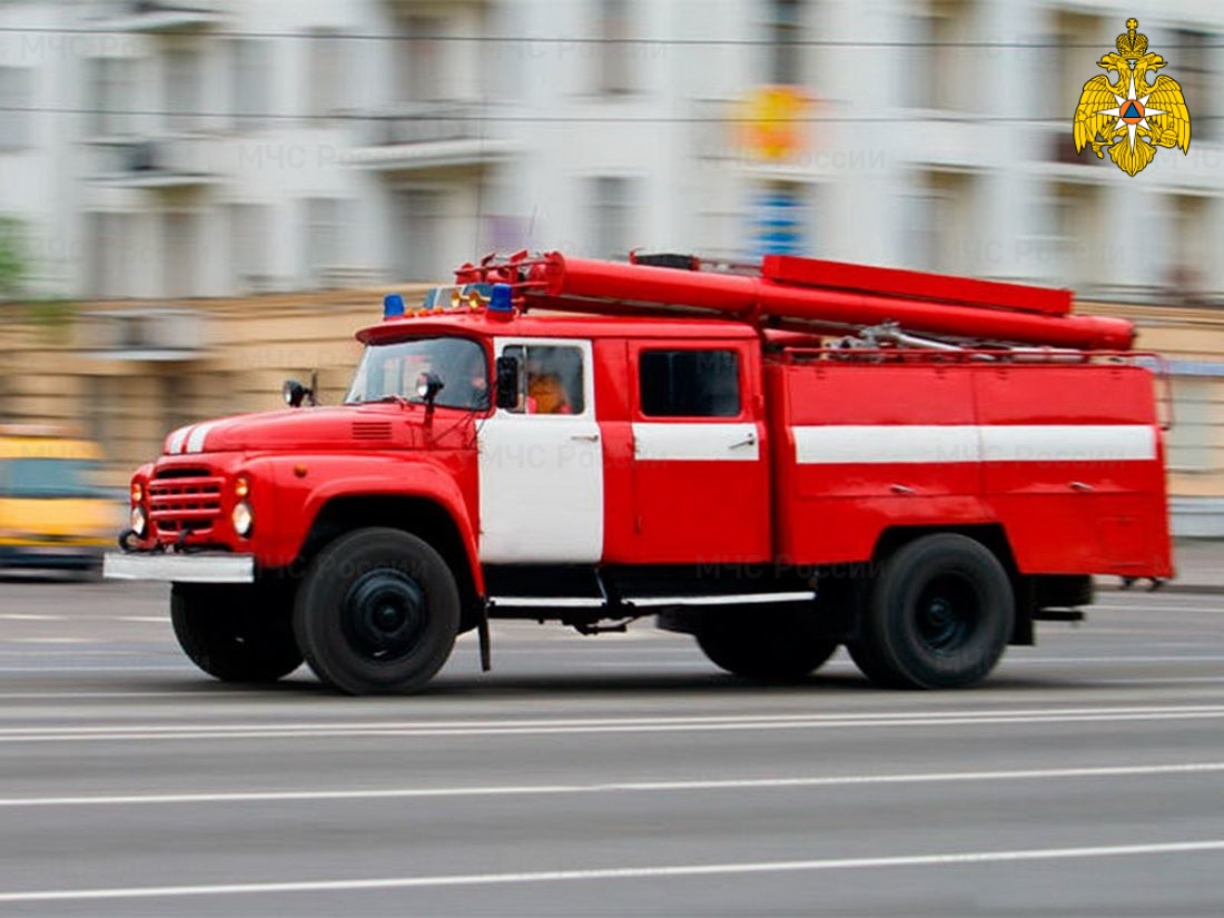 Пожарные спасли из многоэтажки в Брянске во время пожара двух человек