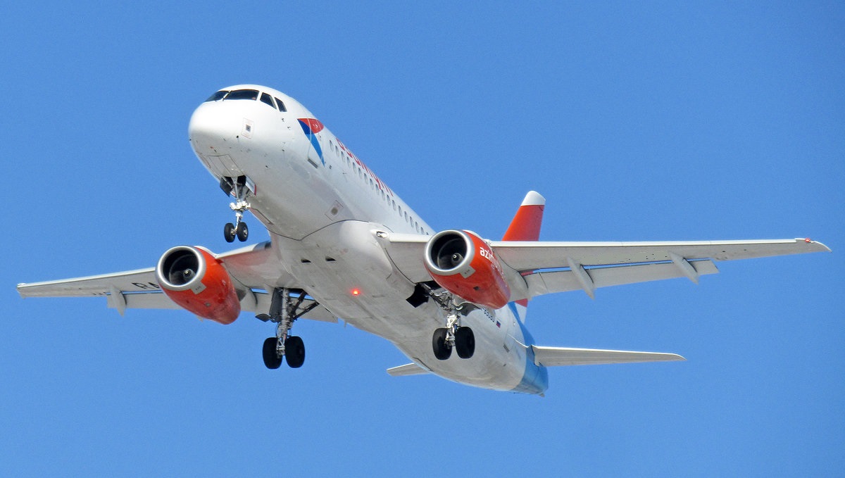 Самолет Сочи-Брянск вынужденно сел в Ростове из-за выпуска шасси