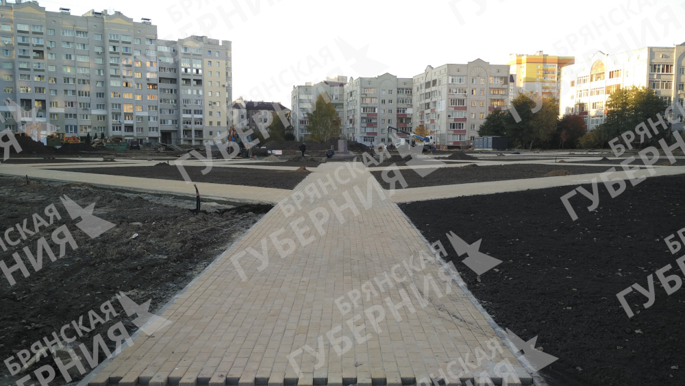 В Брянске в новом сквере Рекункова продолжается устройство газонов и дорожек