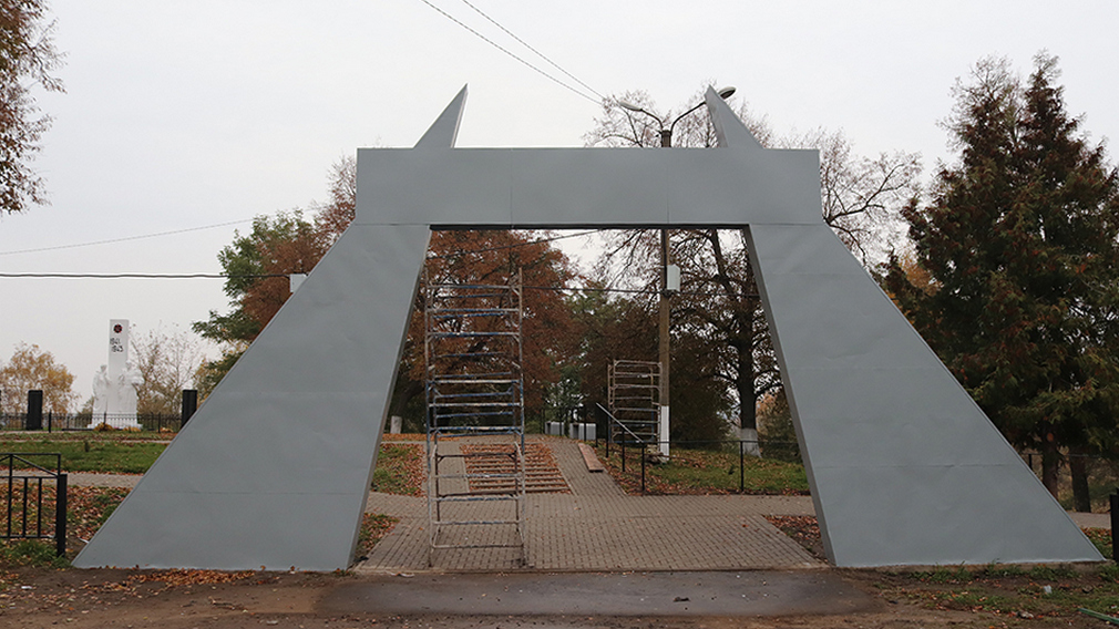 В Севске в сквере Памяти завершается монтаж входной стелы