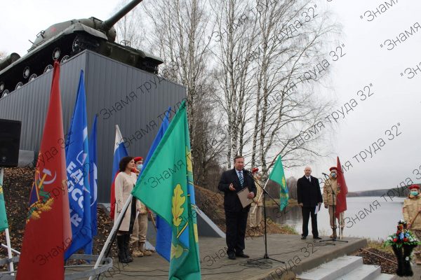 В брянском поселке Дубровка открыли обновленный памятник воинам-танкистам
