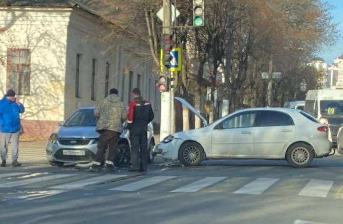 В Брянске у ДК Глухонемых разбились две легковушки