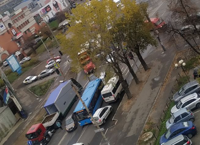 В Брянске на улице Литейной из-за ДТП с троллейбусом образовалась пробка