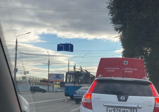 В Брянске из-за ДТП с троллейбусом на стальзаводе образовалась пробка