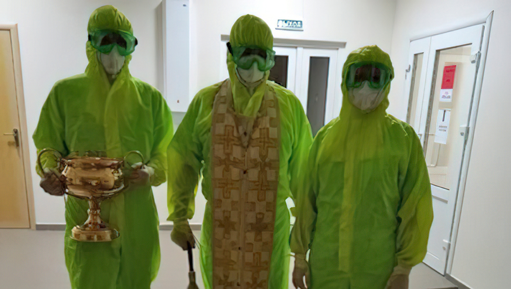 Чтобы освятить ковидный госпиталь в Унече, протоиерей облачился в защитный костюм