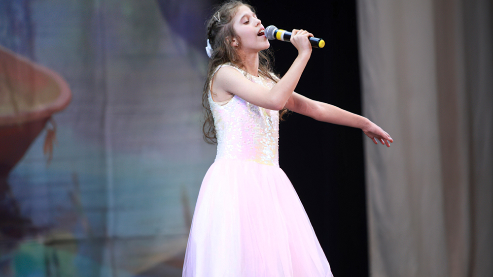 Девушка из Клинцов победила в международном конкурсе вокала и хореографии