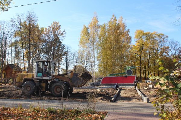 В Злынковском городском парке проходят работы в рамках инициативного бюджетирования