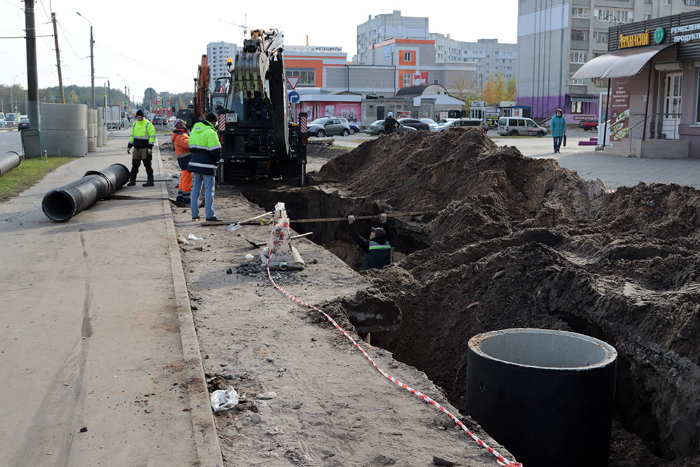 В Брянске на проспекте Московском продолжается строительство ливневой канализации
