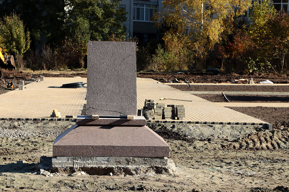 В Брянске в новом сквере установили постамент для памятника Александру Рекункова