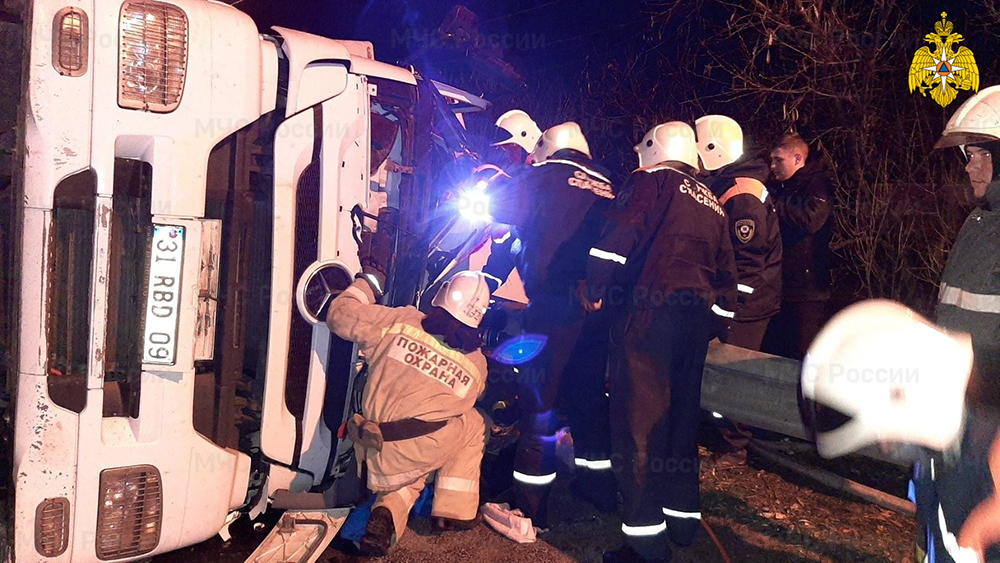 В Карачеве опрокинулся грузовик, потребовалась помощь спасателей