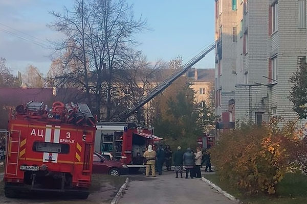 В Брянске из подъезда горящего дома на Новозыбковской эвакуировали 15 человек