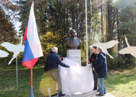 В День памяти «Белые журавли» в Трубчевском районе открыли бюст Михаила Калашникова