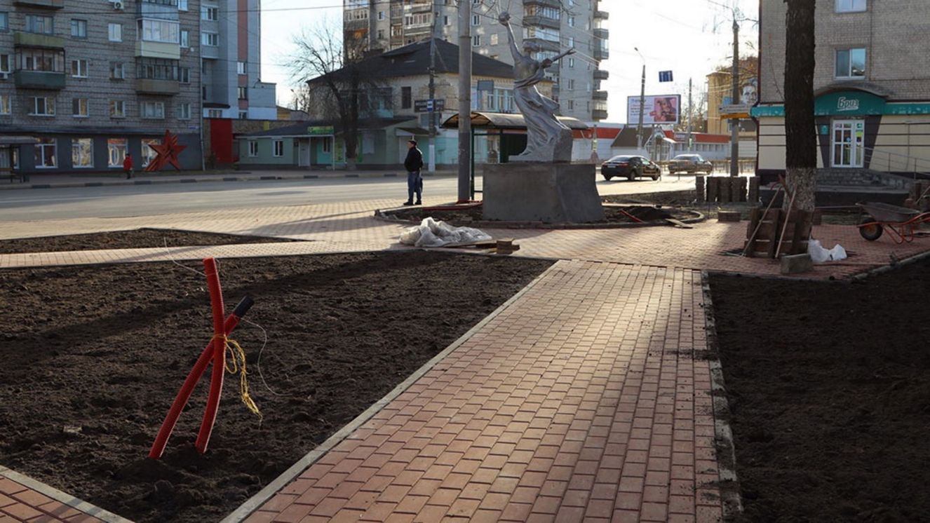 В Брянске обустраивают сквер возле памятника «Покорителям космоса»