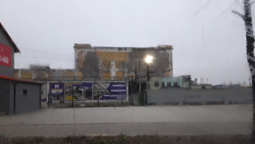 В Брянске напротив остановки «Стальзавод» снесли забор