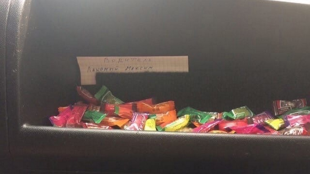 В Брянске водитель маршрутки раздает пассажирам конфеты
