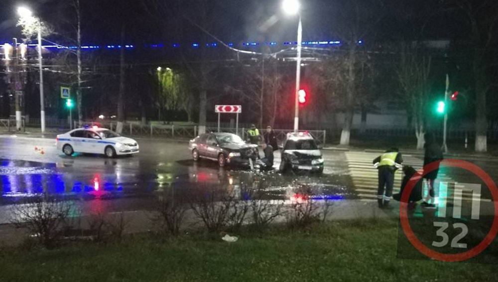 В Брянске возле БГУ разбились два легковых автомобиля