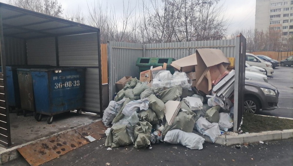 В Фокинском районе жители устроили свалку и перекрыли доступ к контейнерам