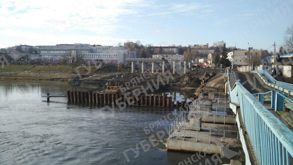 В Брянске строители приступили к установке опор будущего моста в русло Десны